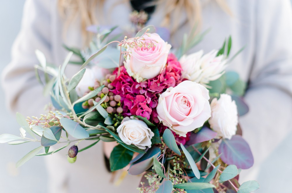 Handgebundener Strauß mit Rosen und Eukalyptus