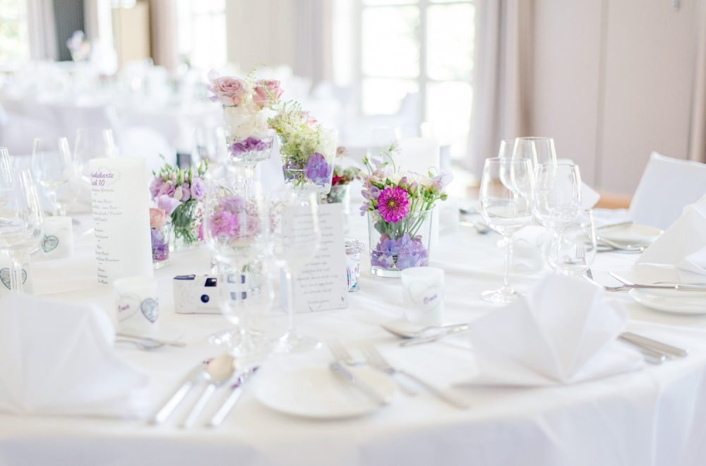 Festlich dekorierter Tisch mit Blumenschmuck