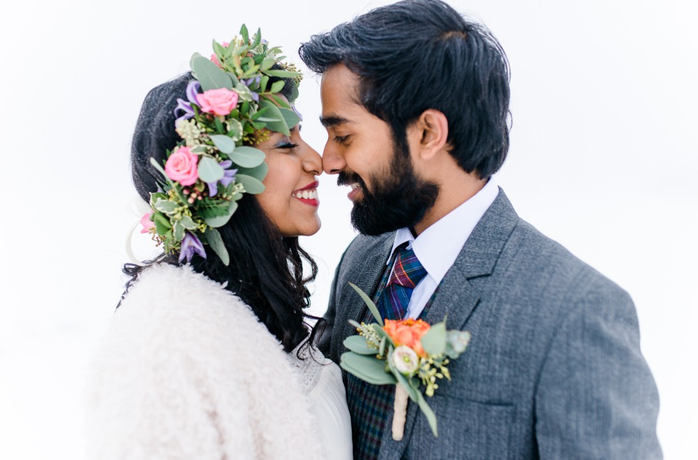 Brautpaar mit Blumenkranz im Haar