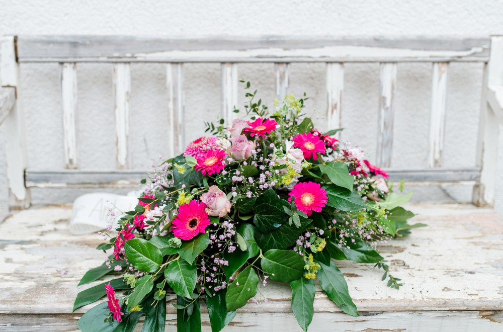 Trauergesteck mit pinken Gerbera und Rosen